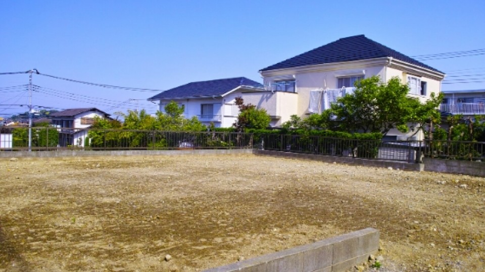 Compra un terreno y construye tu casa en él.